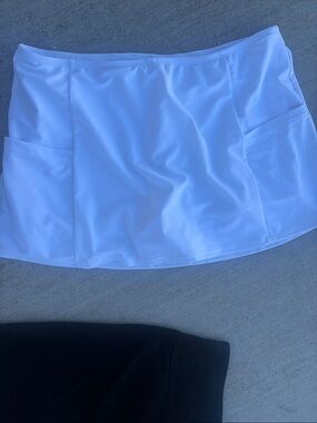 Ellen Tracy White Sport Skirt with Built-In Shorts